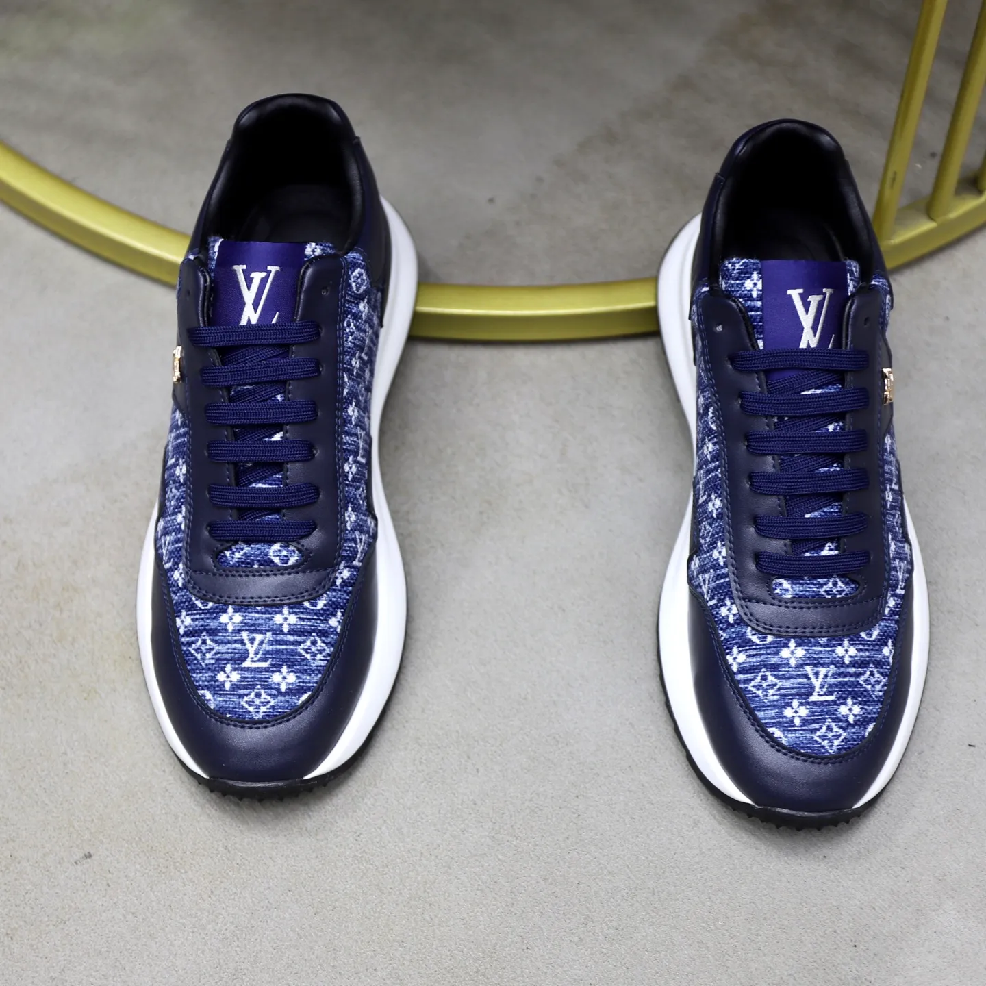 Ex-factory price: 462💰🙅‍♂️🙅‍♂️🙅‍♂️ Brand: LV Louis Vuitton Standard code: 38-44 (45 customized) Grade: Same as the official website Material: Original cowhide stitching brand cloth Comfortable and breathable lining Lightweight and wear-resistant sports outsole Style category: Men's fashion casual shoes Running sneakers Distinguished luxury brand elements Top luxury Color: actual picture color